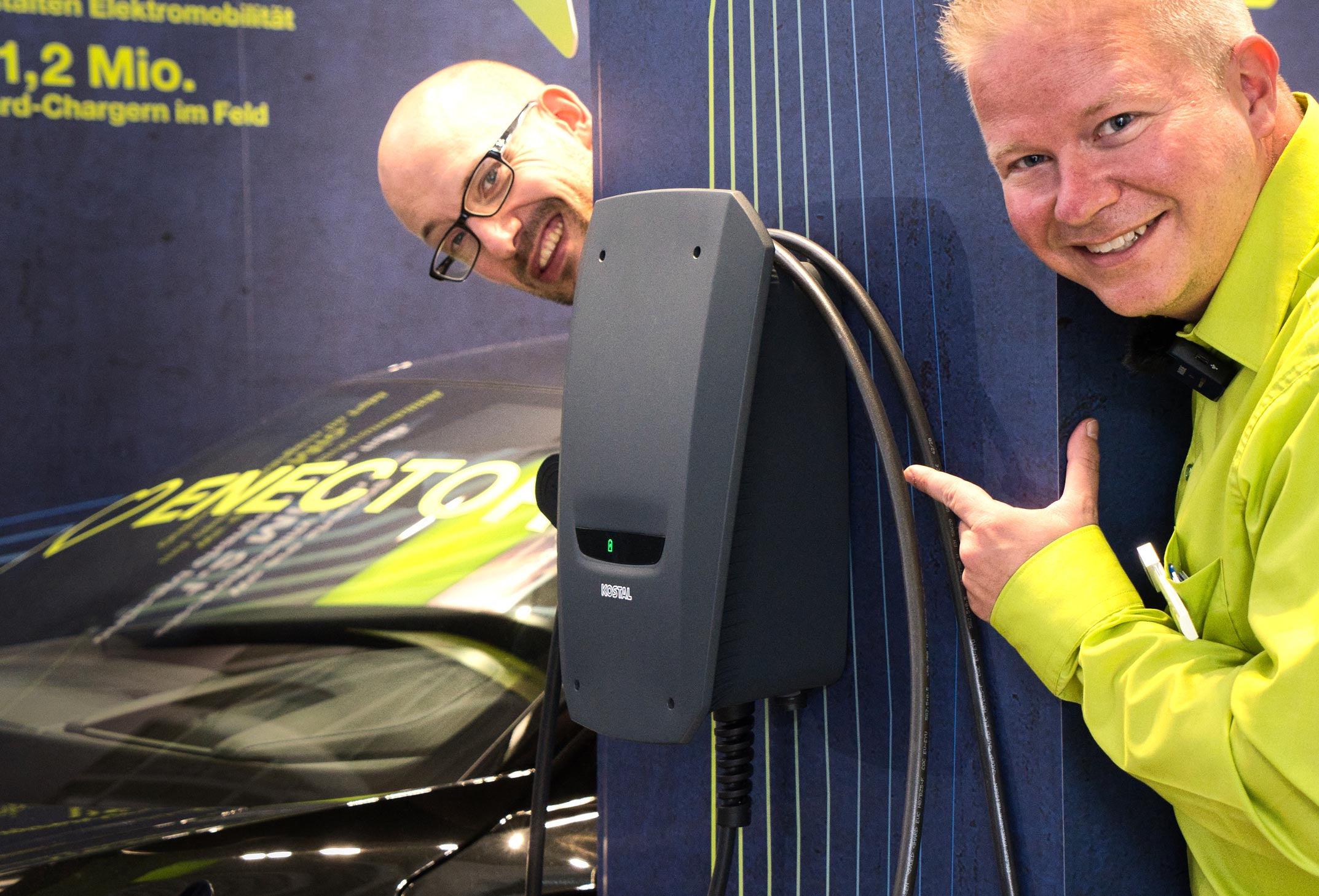 Felix Goldbach stellet die Wechselrichter von Kostal und die neue Wallbox Enector vor. Besuch Intersolar 2021 bei Kostal am Messestand.