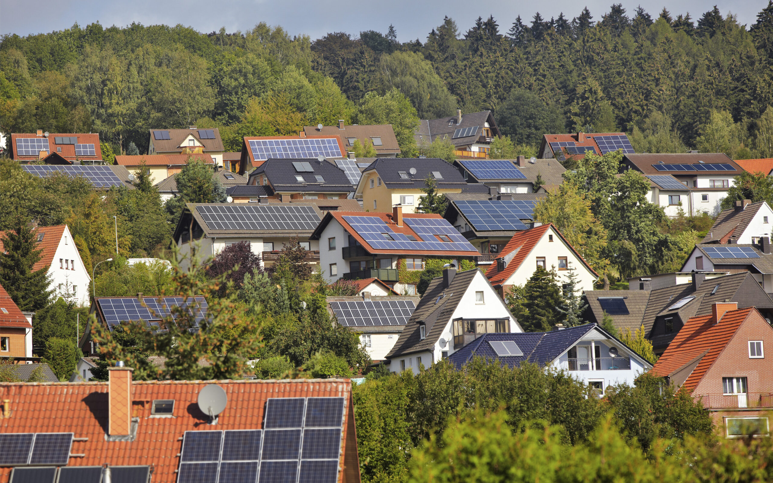 Money for Future - Dächer mit Photovoltaikanlagen auf dem Land