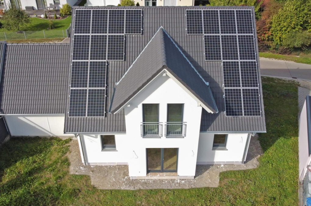 enerix Memmingen - Solaranlage auf dem Dach eines Einfamilienhauses - Vogelperspektive