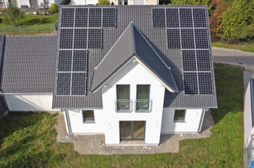enerix Memmingen - Solaranlage auf dem Dach eines Einfamilienhauses - Vogelperspektive