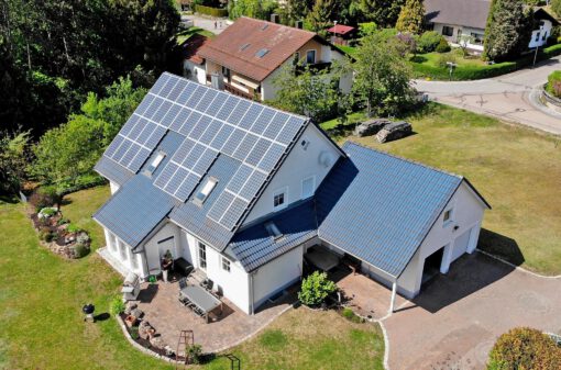 enerix Memmingen - Solaranlage auf dem Dach eines Einfamilienhauses - Vogelperspektive